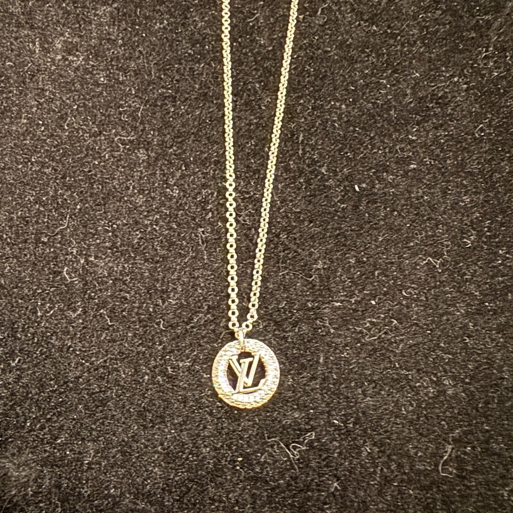 Louis Vuitton Elegant Crystal Pendant Necklace M00759 DP2242 - Picture 3 of 6